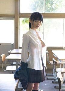日本半透明校服露内衣,半透明设计引发内衣外露争议