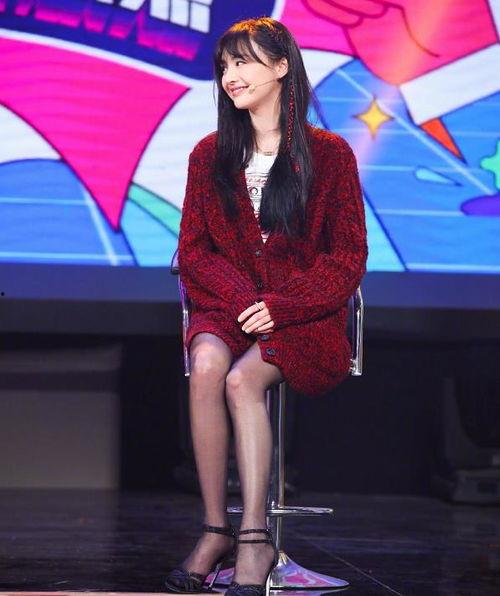 郑爽穿黑色蕾丝袜,黑色蕾丝袜演绎郑爽独特时尚魅力