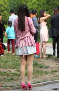 美女粉丝袜踩踏,美女粉丝的激情踩踏瞬间