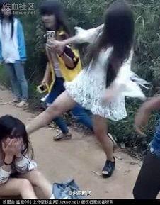 女生用脚踢人视频,网络热议引发道德争议